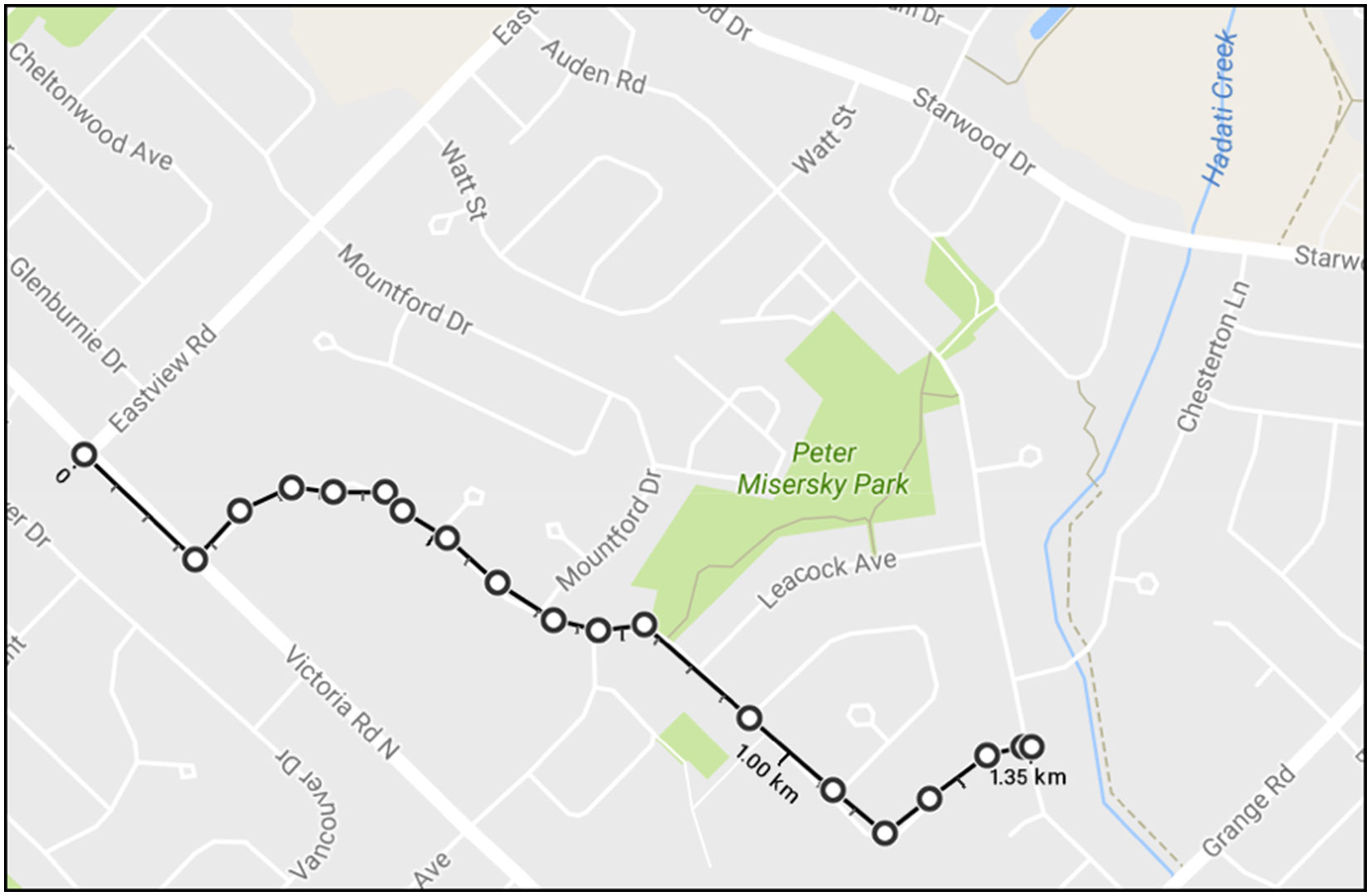 La carte ci-dessus illustre l’itinéraire que le plaignant aurait emprunté entre l’intersection des chemins Hadati et Auden, la scène des vols présumés à l’intérieur de véhicules et l’intersection des chemins Victoria Nord et Eastview, où le plaignant a été arrêté. La distance totale était de 1,35 kilomètre.