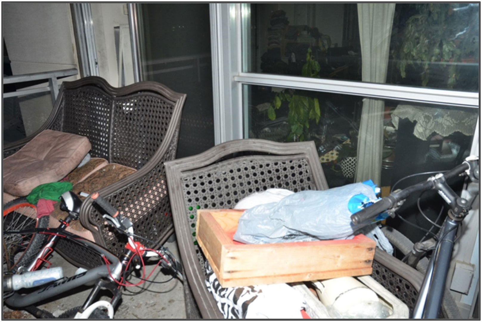 La photo ci-dessous montre le balcon après le sauvetage du plaignant