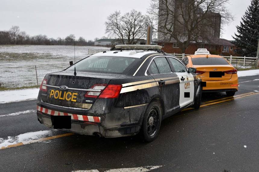 Figure 1 &ndash; Le Ford Taurus de la Police provinciale sur les lieux, orient&eacute; nord-est derri&egrave;re la Hyundai