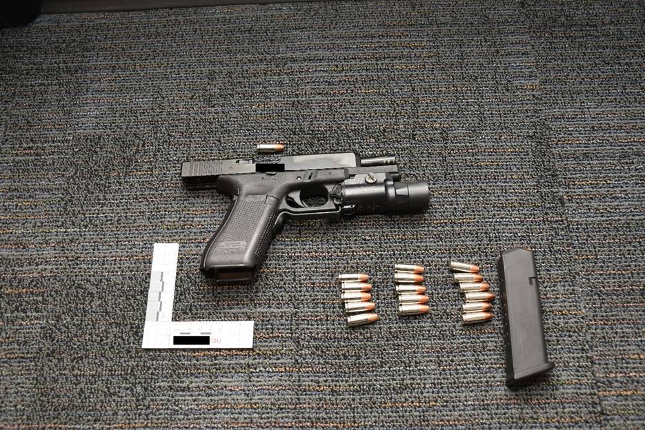 Figure 2 &ndash; L&rsquo;arme &agrave; feu de l&rsquo;AI avec la balle retir&eacute;e de la culasse et 16 balles retir&eacute;es du chargeur