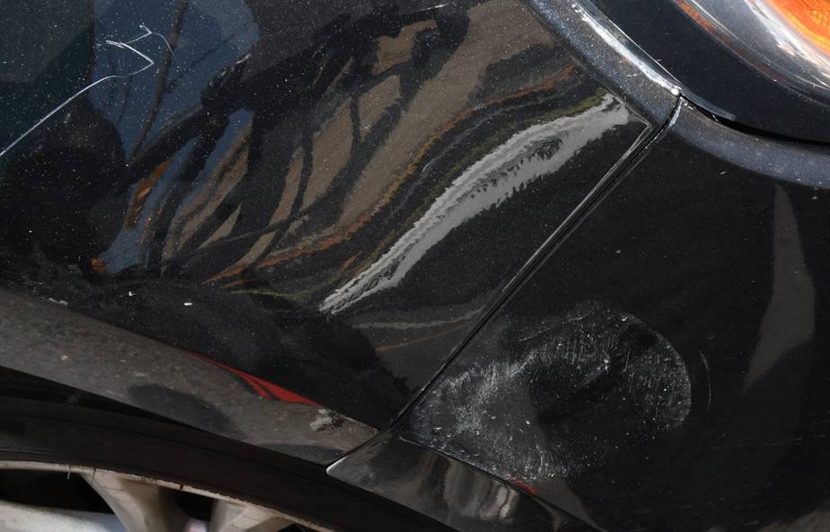 Figure 1 – Dommages causés à la partie avant droite du véhicule de police banalisé.