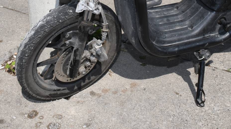 Figure 2 – Roue avant du vélo électrique poussée contre le cadre.