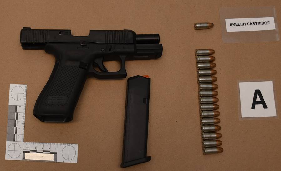 Figure 1 &mdash; L&rsquo;arme &agrave; feu et le chargeur de l&rsquo;AI no 1