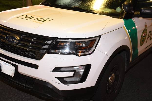 Figure 1 – Voiture identifiée du Service de police des parcs du Niagara avec des dommages résultant d’une collision du côté conducteur et au capot