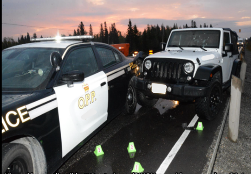Figure 1 — Photo de la Police provinciale montrant le véhicule de l’AI et les douilles sur la chaussée, à côté de la portière du conducteur.