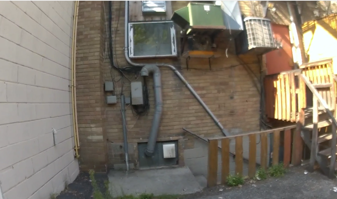 Image 1 – Image fixe de l’arrière de la propriété captée par la caméra d’intervention de l’AI no 1