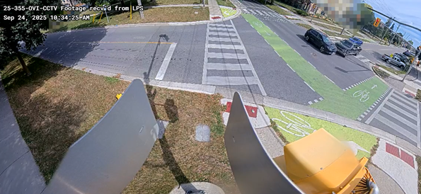 Figure 4 – Image d’une vidéo de la ville de London montrant une collision imminente entre des véhicules. L’horodatage dans le coin supérieur gauche provient de la création d’une capture d’écran à partir d’une vidéo. Cet horodatage n’est pas exact.