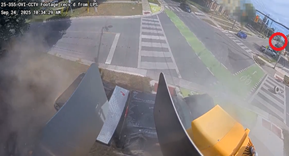 Figure 5 – Image d’une vidéo de la ville de London montrant le véhicule de l’AI entrant dans le champ de la caméra après la collision. L’horodatage dans le coin supérieur gauche provient de la création d’une capture d’écran à partir d’une vidéo. Cet horodatage n’est pas exact.