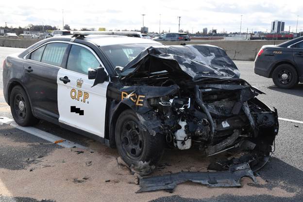 Une voiture de police noire et blanche dont l'avant est endommag&eacute;Le contenu g&eacute;n&eacute;r&eacute; par l'IA peut &ecirc;tre incorrect.