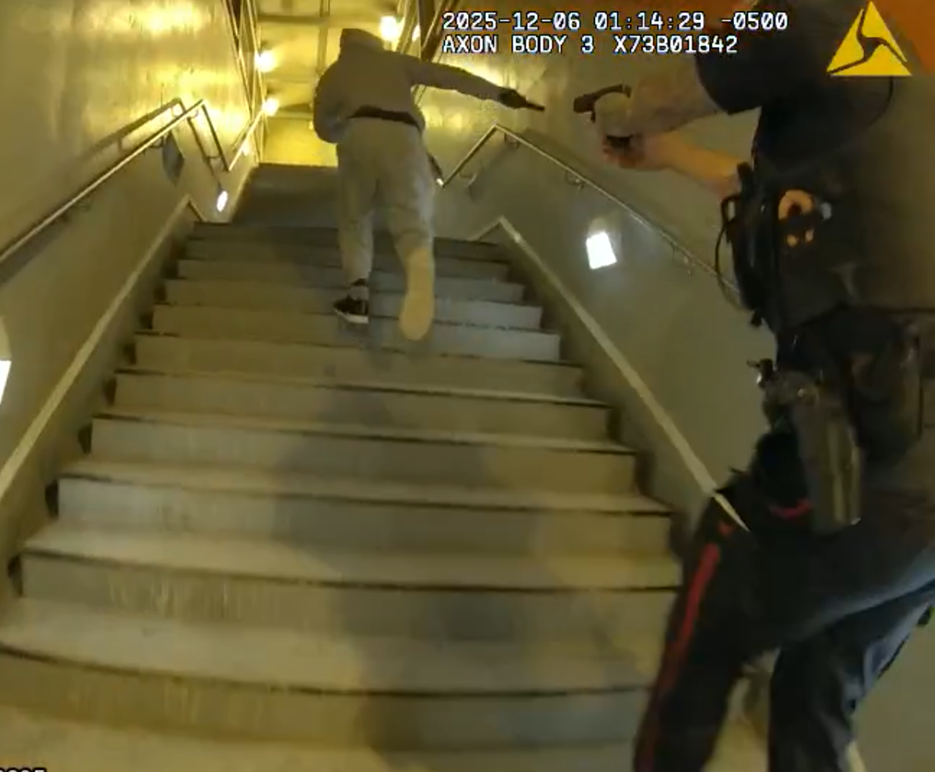 Image tir&eacute;e des enregistrements de la cam&eacute;ra d&rsquo;intervention montrant l&rsquo;AI, le plaignant et la r&eacute;plique de pistolet &agrave; balles BB Glock dans la main droite du plaignant.