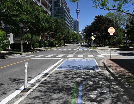 Image – Vue vers l’est de l’intersection Queens Quay West et croissant Little Norway